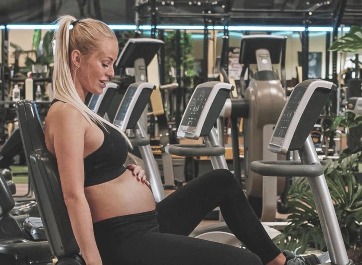 Schwangere Frau beim Training