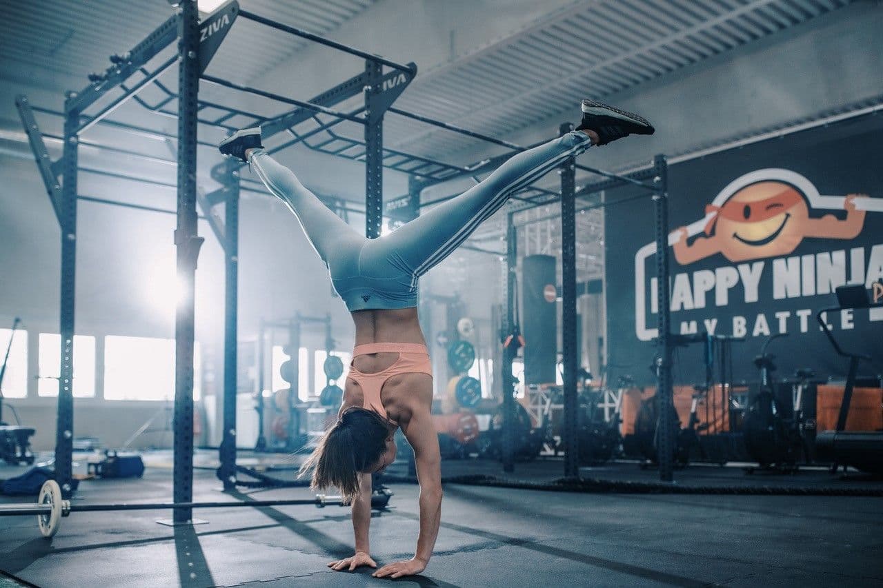 Handstand Dame Steyr Stadgut Fitnessstudio