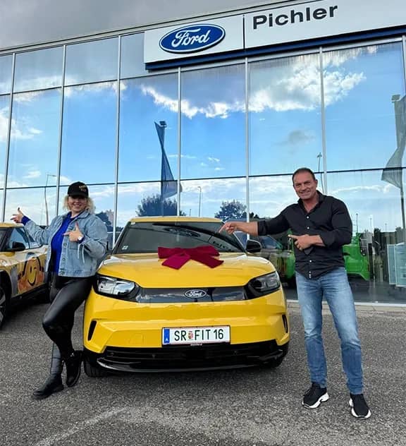 Die HappyFit CEO’s Sven Decker und Carmen Esletzbichler vor dem neuen E-Fuhrpark