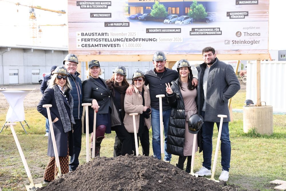 Spatenstich Perg für erstes Holz100-Fitnessgebäude Team HappyFit